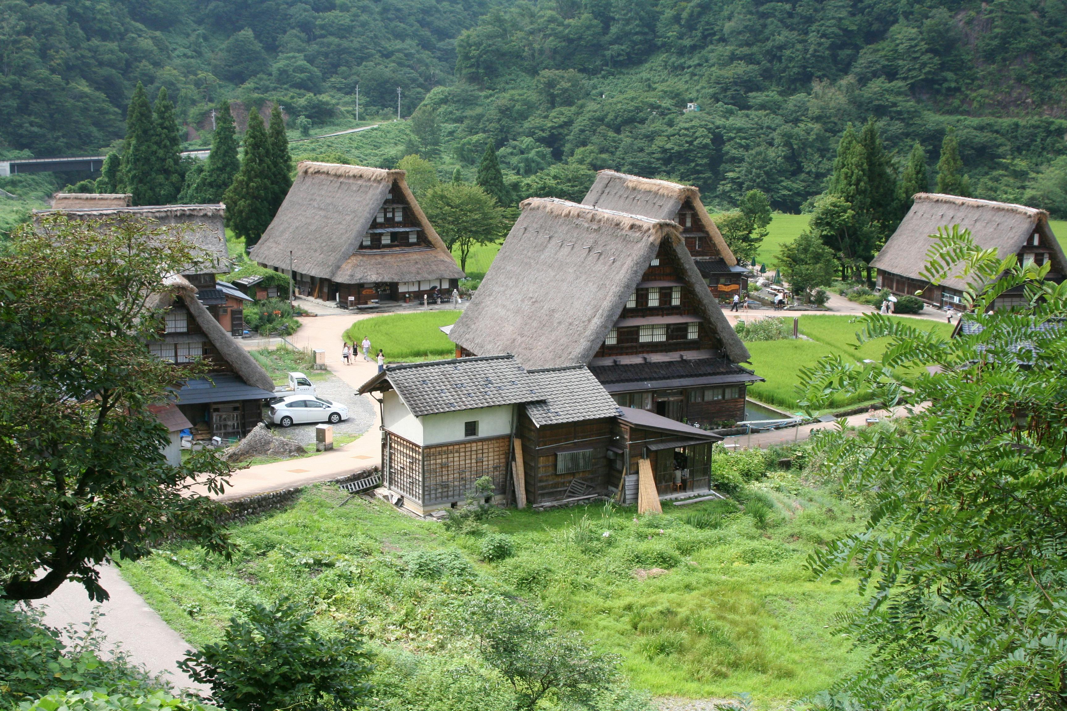 Explore the historic Gassho-Zukuri houses in Suganuma Village, Toyama, a UNESCO World Heritage Site.