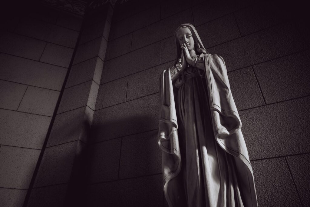 woman in white dress statue